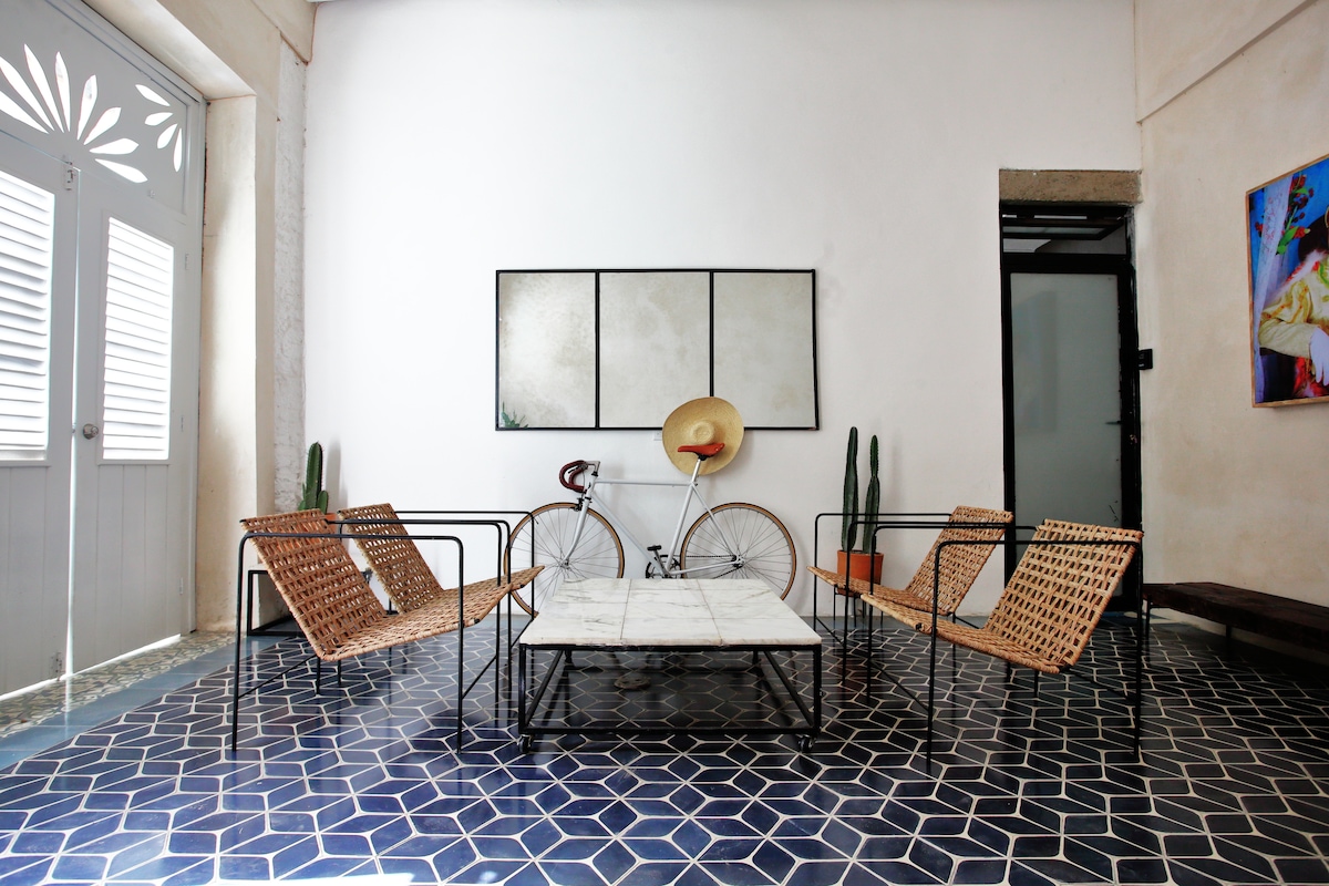 Fixie Lofts: Elegant Colonial Villa with Pool — photo 2