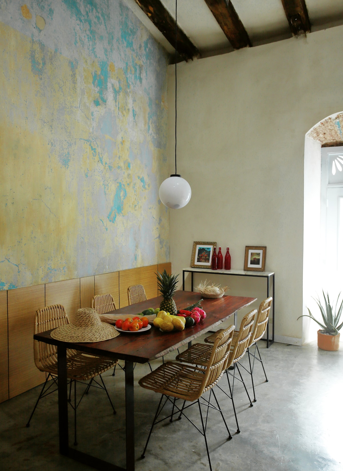 每间阁楼均设有起居区，可供6人入住。