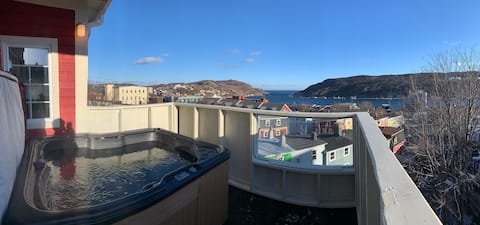 2 Bdr. Penthouse w/ Outdoor Hot Tub & Harbour View