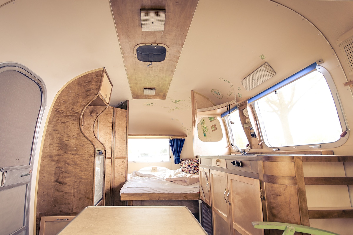 Airstream Safari - bračni krevet širine 150