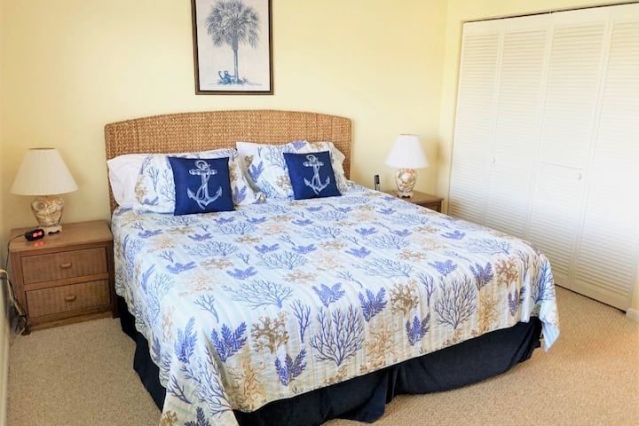 Dormitorio principal: cama tamaño king, mucho espacio en el armario y baño privado.
