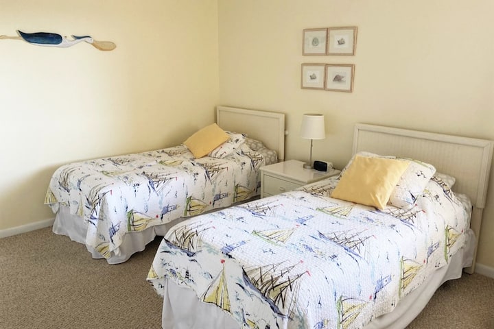 Dormitorio de invitados: camas individuales, mucho espacio en el armario. Segundo baño con bañera/ducha a la vuelta de la esquina.
