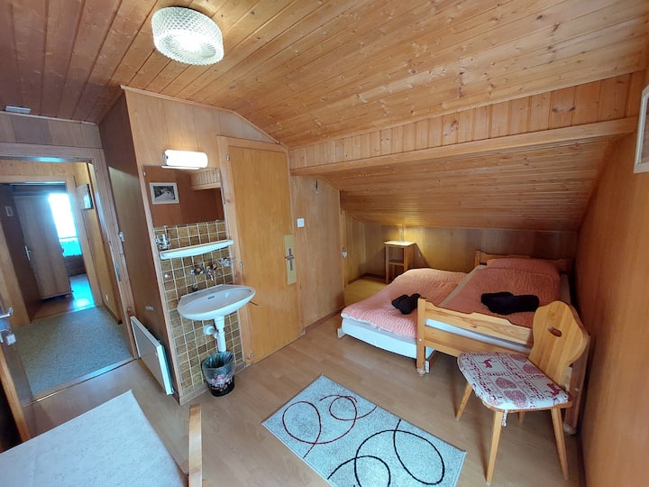 Habitación abuhardillada con cama nido