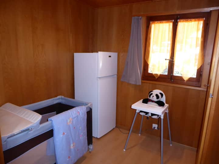 Pequeña habitación con cuna