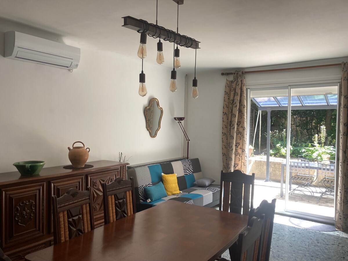 jedáleň (klimatizovaná) na prízemí s terasou 