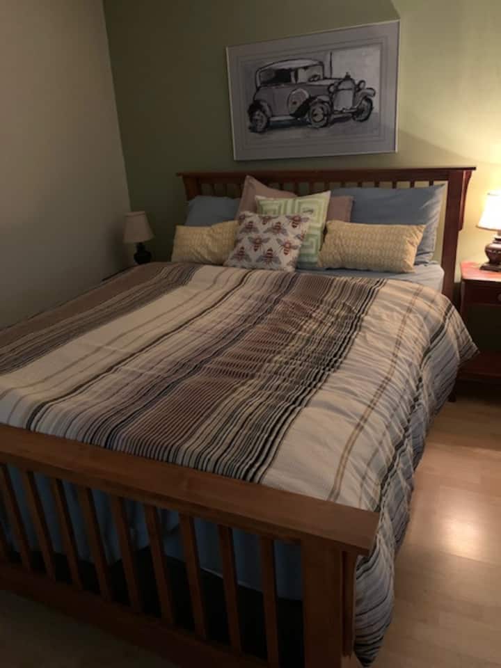 Glavna spavaća soba
Udobno i na lokaciji
preko puta kupaonice!!
TV s Rokuom!