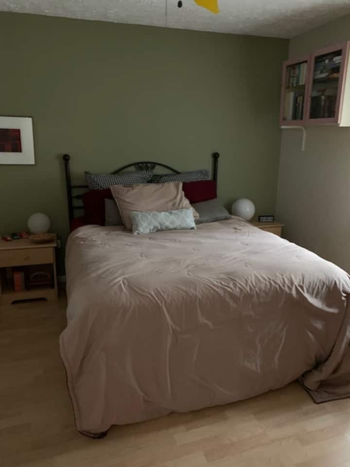 Druga spavaća soba
Vrlo ugodno
&
prozor je okrenut prema ulici!!
Ima TV!