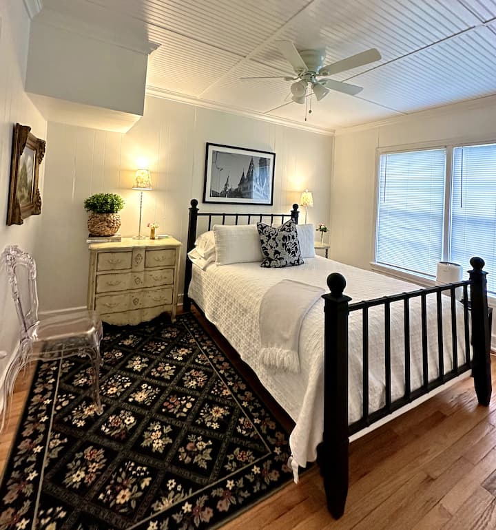 Оваа задна спална соба има црн железен кревет и душек со двојна големина. Креветот има над 800 чаршафи и перници со монограм на Little Blue Bungalow. Има антички гардеробер за чување работи. Ставивме и прочистувач на воздух кој се наоѓа покрај прозорците. 