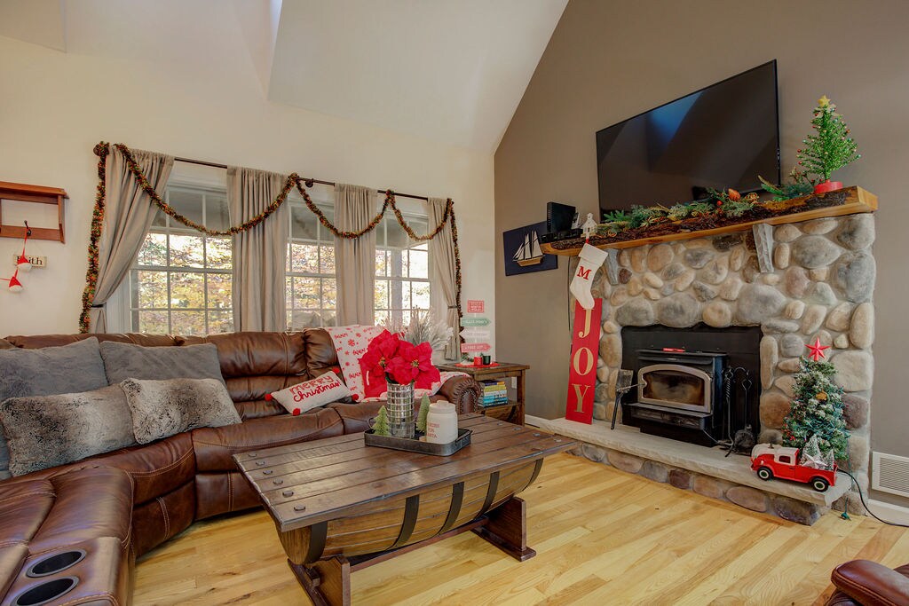 Top performing Airbnb: Amazing Acorn | Private Lake George Retreat in Bolton Landing