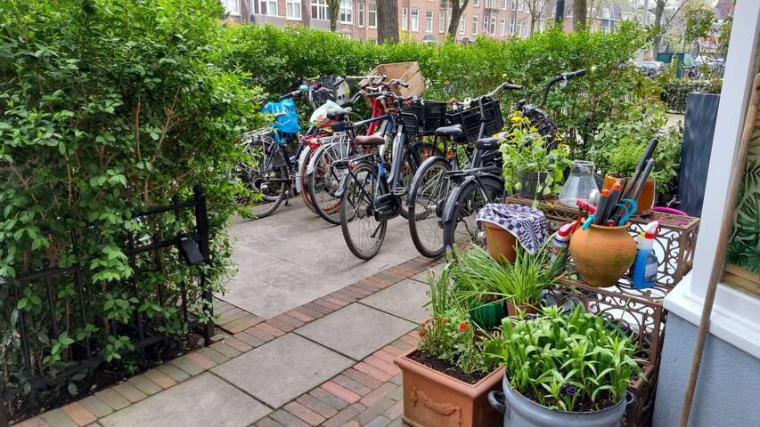 Big centre family house with garden and bikes