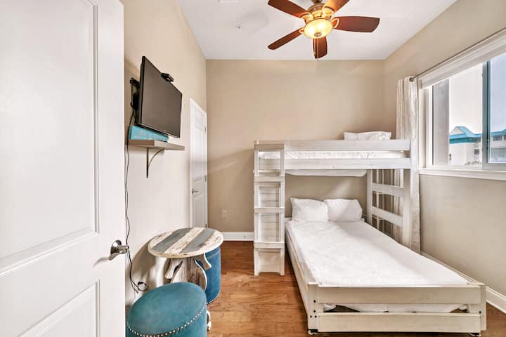 Chambre superposée avec lits doubles (1 lits jumeaux / 1 double). Les enfants adoreront cet espace.