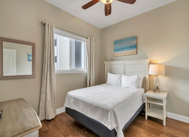 Chambre King. Nouveau lit King pour la saison 2025 !  Les rideaux occultants facilitent le sommeil.