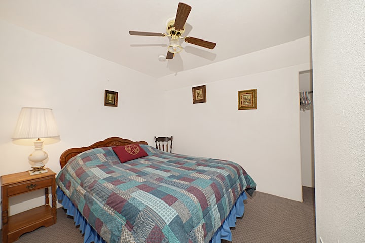 一张标准双人床