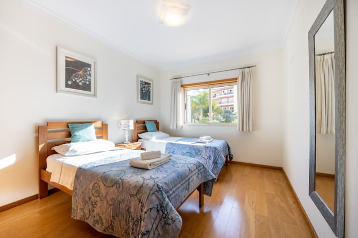 Dormitorio con dos camas individuales