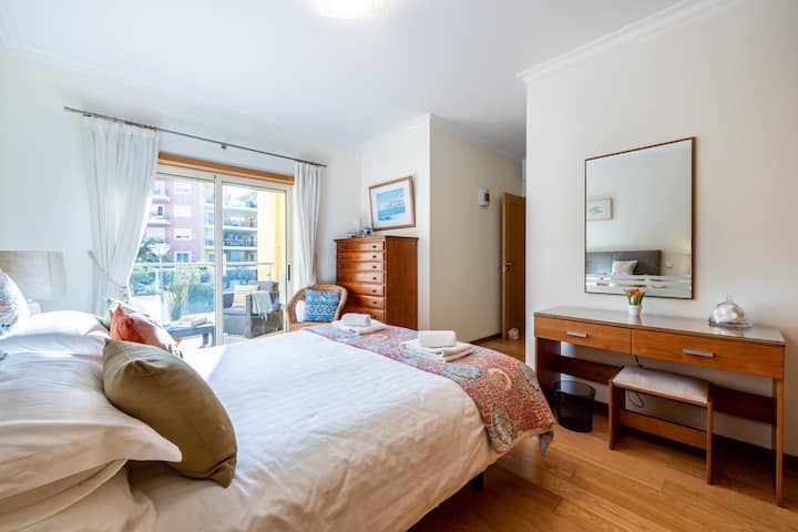 Cama tamaño king con vistas al balcón.