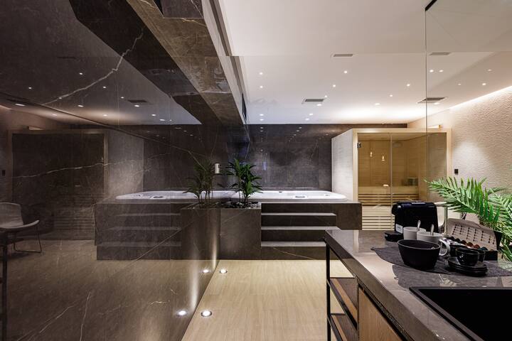 Luxe Getaway – Infinity Pool & Spa, Near the Beach gallery image 3