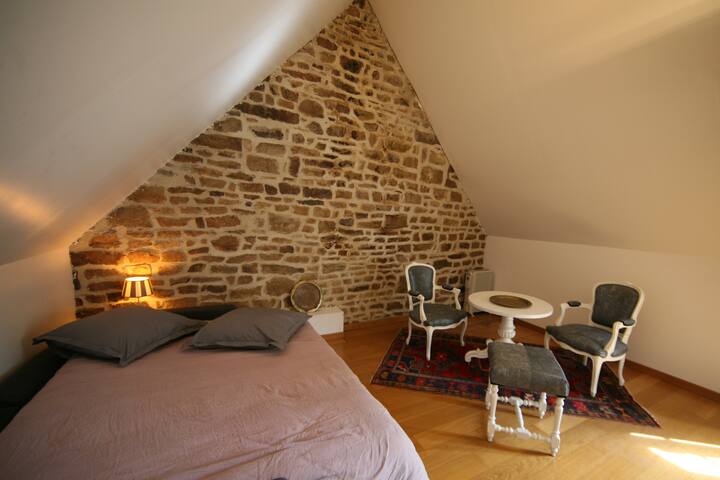 Спална соба 2 од 25 м2 со греди