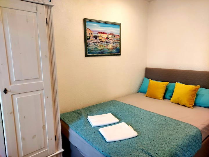 Двойна спалня (пружинни легла) Приземен етаж с изглед към вътрешния двор и тераса с частичен изглед към океана