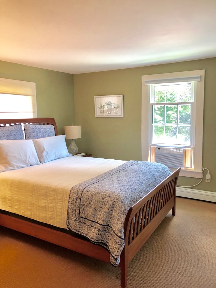 חדר שינה למעלה - בקיץ יש חלון אחד של מזגן בחדר השינה, ועוד אחד למטה בסלון. 