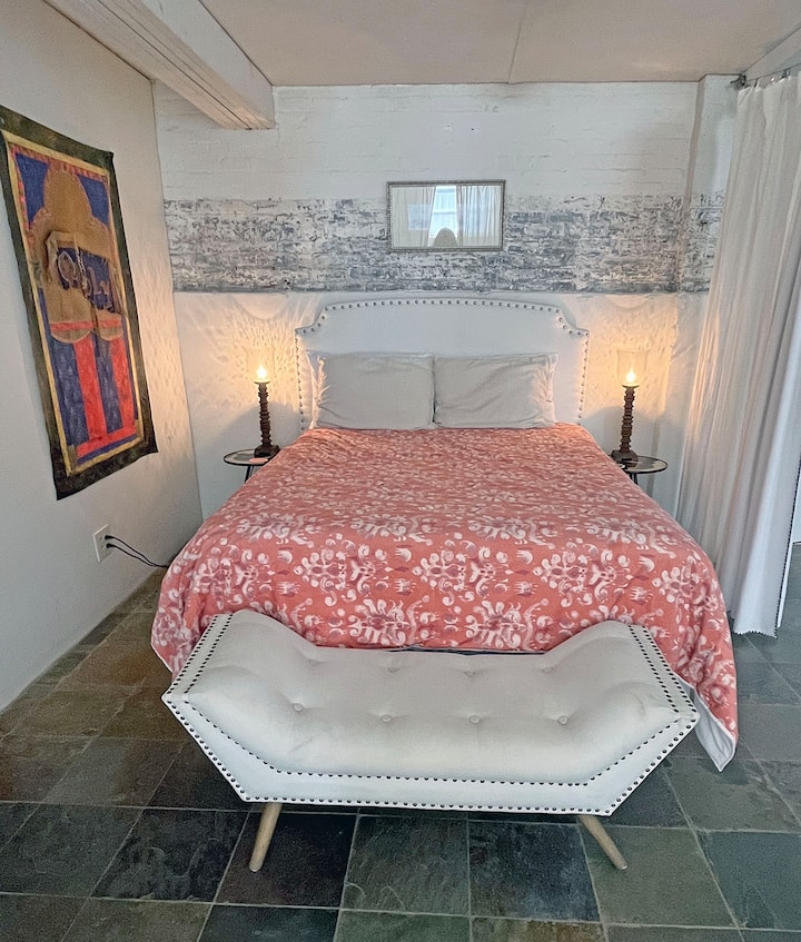 Cama tamaño queen con draperías circundantes estilo loft