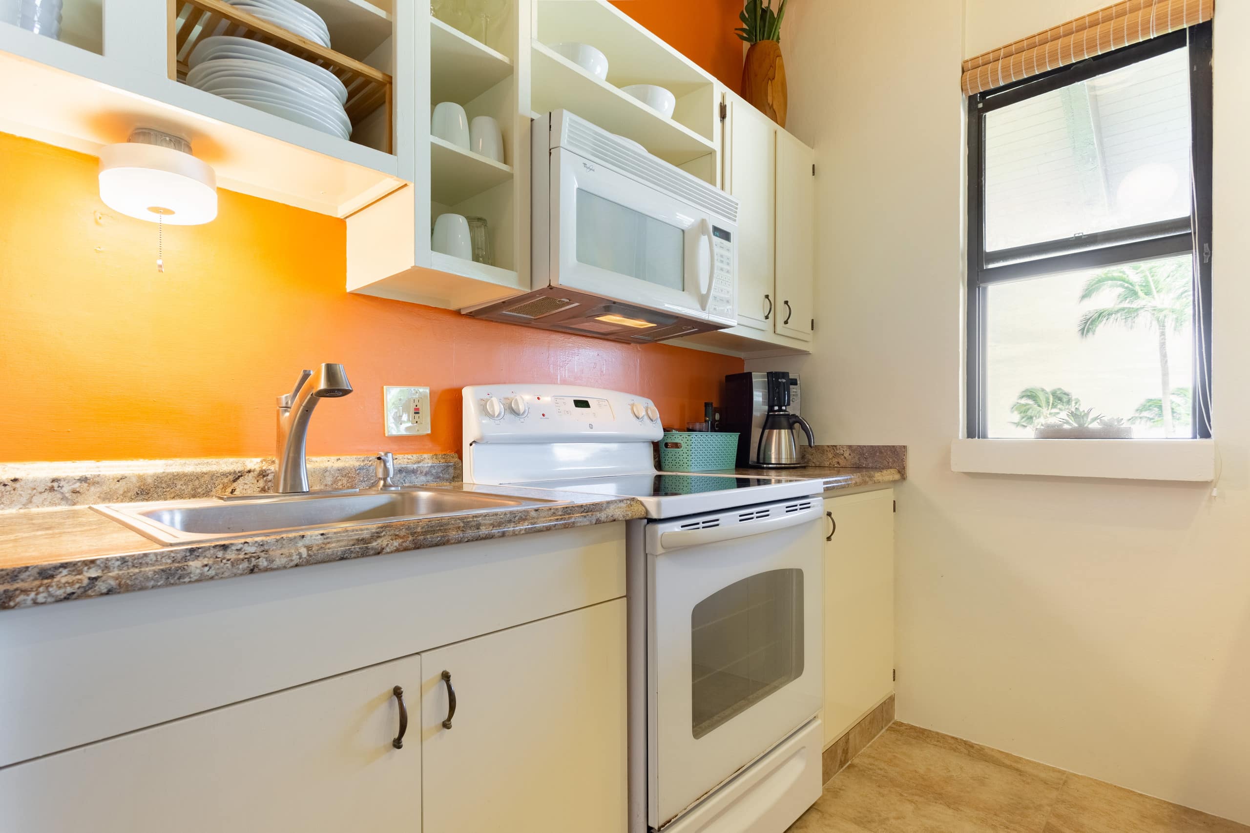 Condo in Kailua-Kona · ★4.86 · 2 bedrooms · 2 beds · 1 bath - Image 6