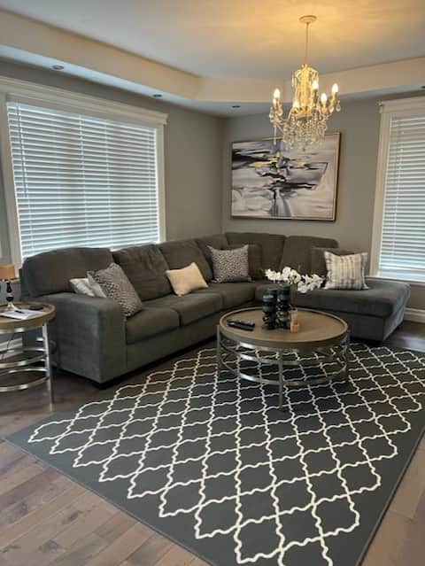 Why stay anywhere else? Newly renovated 3 bd home🧳