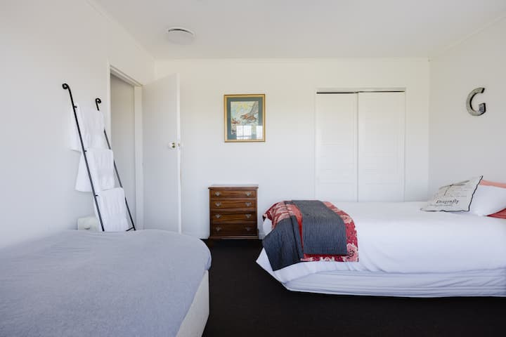 Единична спалня с изглед 2