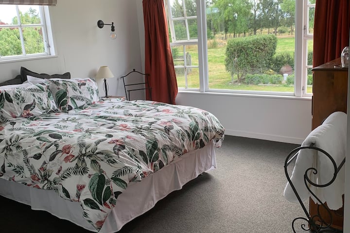 Двойна спалня с изглед към гледката