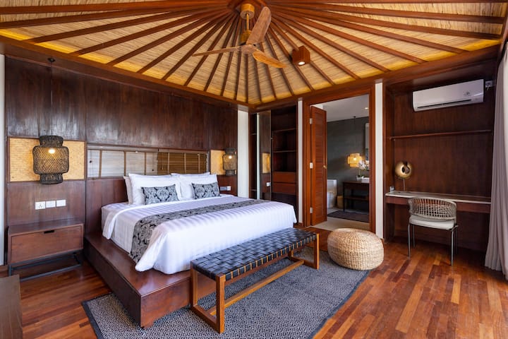 Elegant and modern design master bedroom with private en-suite bathroom and king size super comfy bed