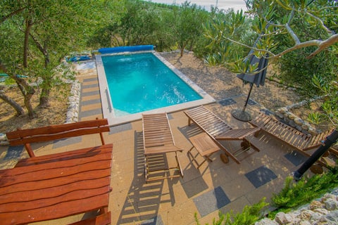 Holiday home with pool Villa Likic