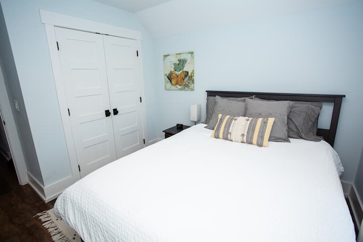 غرفة نوم رئيسية بسرير مريح للغاية وملاءات فاخرة