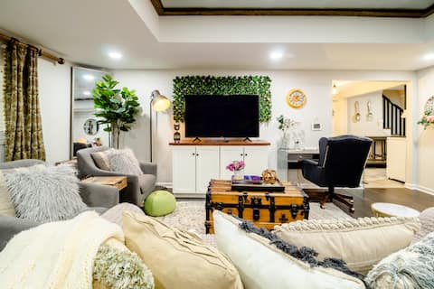 Golf-Cart Path 2-BR Garden Suite Near Lake