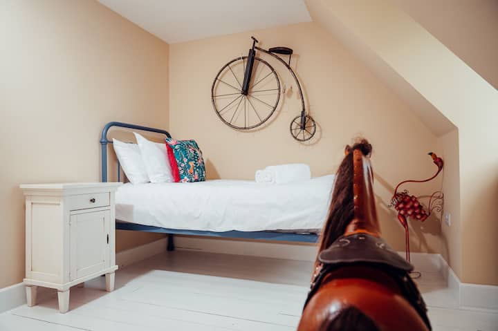 Chambre à lits jumeaux dans l'appartement au deuxième étage