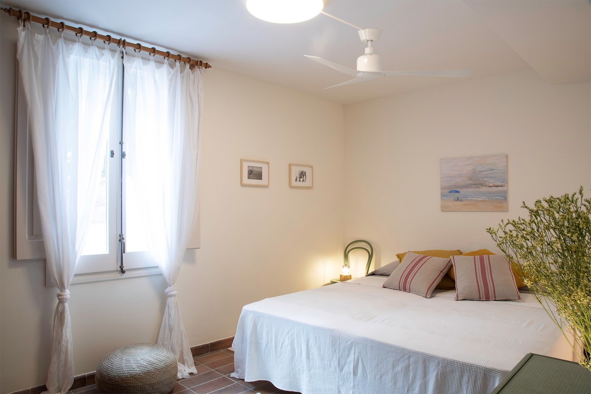 חדר 2 המשקיף על החצר, עם מיטה זוגית (קינג סייז) או שתי מיטות יחיד, בהתאם לצרכים שלכם/חדר שינה שני עם נוף לחצר האחורית, עם מיטת קינג סייז או שתי מיטות יחיד, בהתאם לצרכים שלכם.