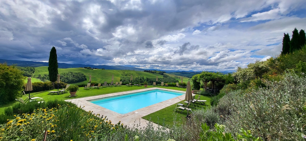 PODERE CUNINA FARMHOUSE NEAR MONTALCINO MORUS - Farm stays for