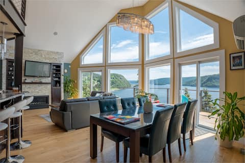 The Cliff House-Chalet with Hot Tub and Ocean View