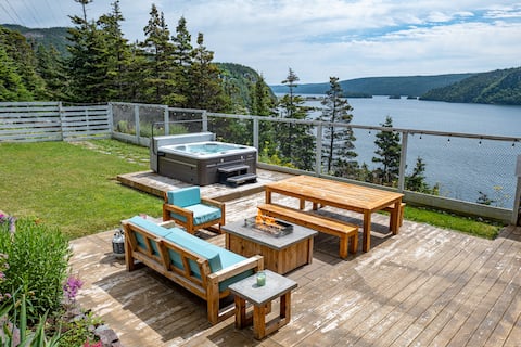 The Cliff House-Chalet with Hot Tub and Ocean View
