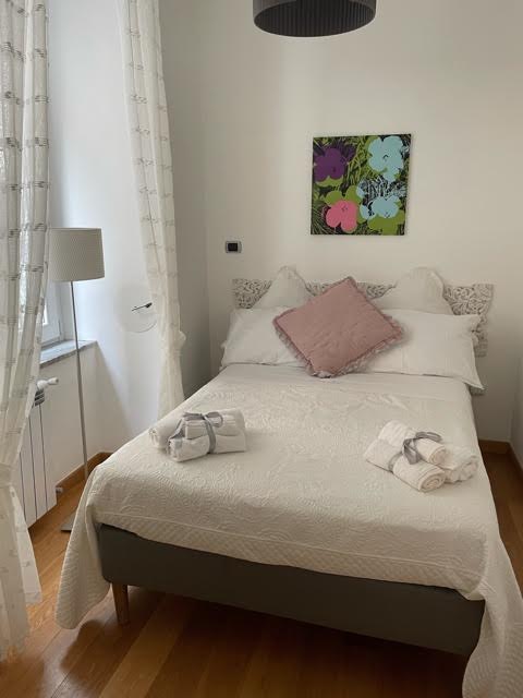 Prva spavaća soba s bračnim krevetom