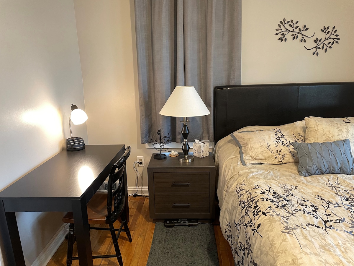 Предна спалня с бюро