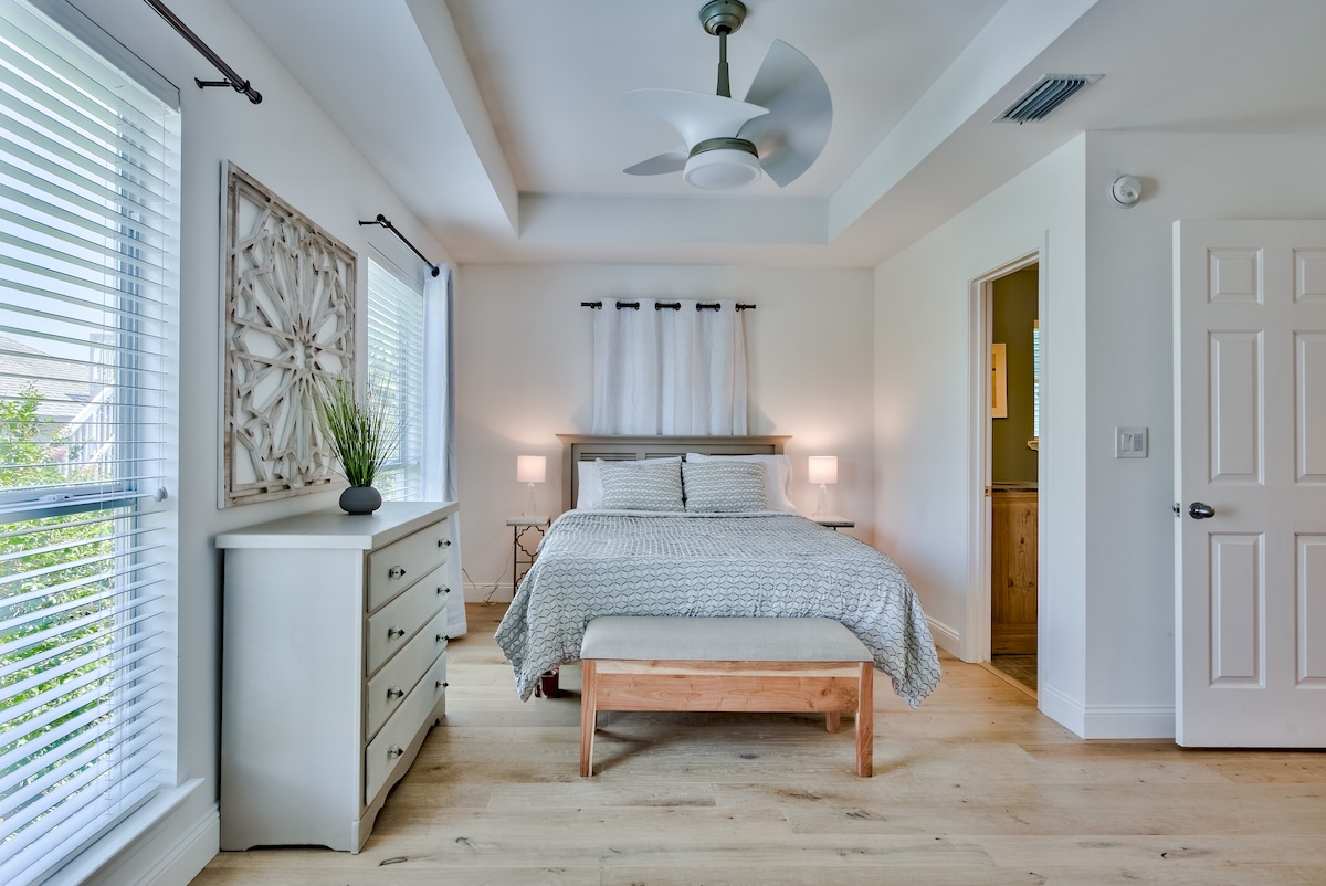 Upstairs Bedroom 3 - Queen Size Bed