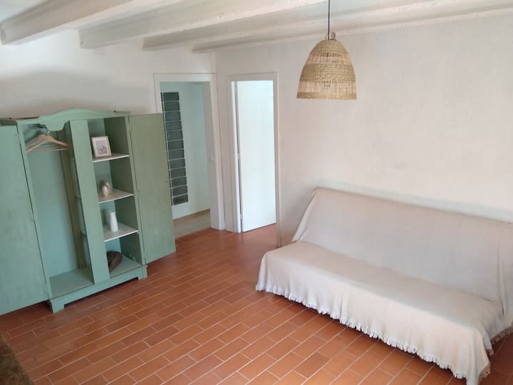 ห้องนั่งเล่นที่มีเตียงคู่