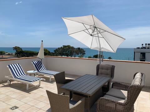 Duplex with a terrace and ocean views.