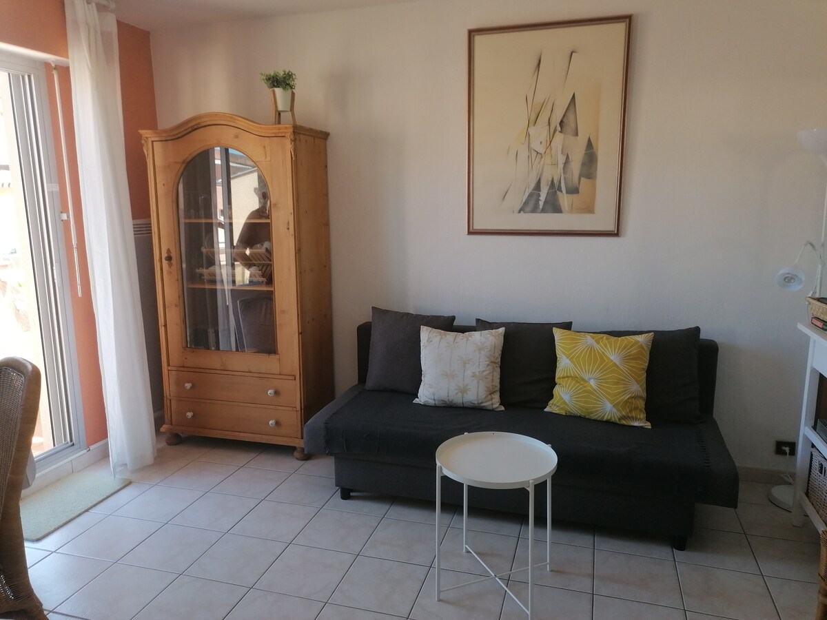 ห้องนั่งเล่นด้านข้างห้องนั่งเล่นเปิดออกสู่ระเบียงขนาด 10 ตรม.