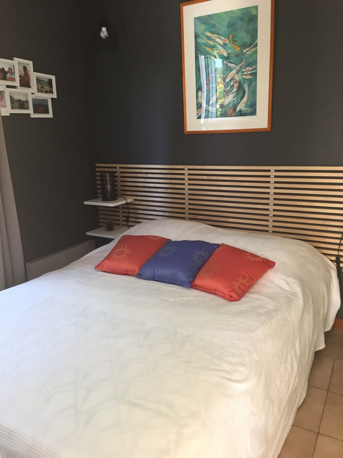 ห้องนอนแยกต่างหากไม่ควรมองเห็นมีหน้าต่างขนาดใหญ่และที่เก็บผนังขนาดใหญ่