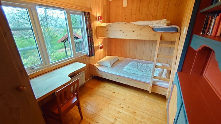 第二间卧室：楼下配备标准双人床（ 120厘米） （可睡2人（足够的枕头和羽绒被） ，楼上有双层床（ 75厘米）