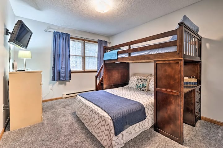 Chumba cha kulala cha 1 kina kitanda cha malkia chini ya roshani pacha. Kabati 1 pamoja na kabati la nguo na televisheni iliyowekwa na rimoti ya roku