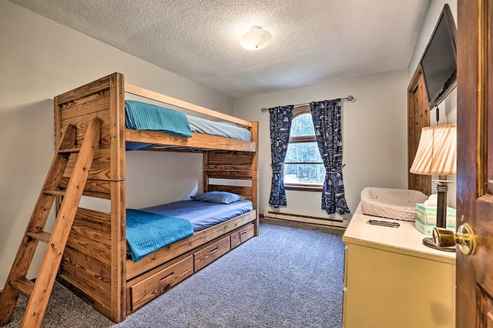 Chumba cha kulala 2 pacha bunkbeds. 1 chumbani na vyema tv na roku kijijini