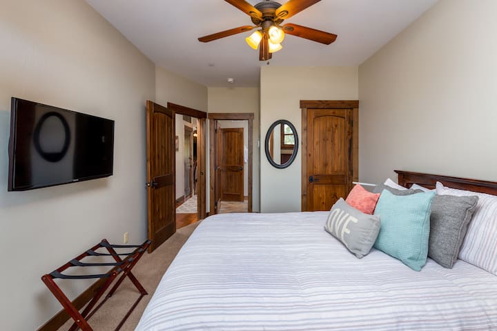 Segundo dormitorio, cama tamaño queen de espuma viscoelástica, con acceso al baño de invitados.