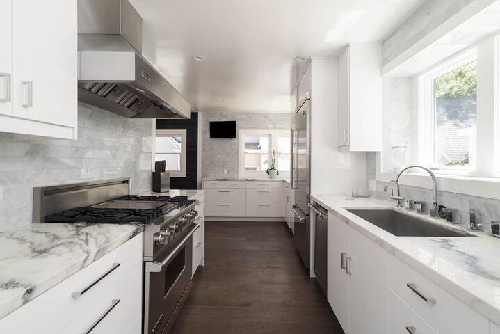 Beautiful Modern Large 2 Bed House Beverly Hills gallery image 5