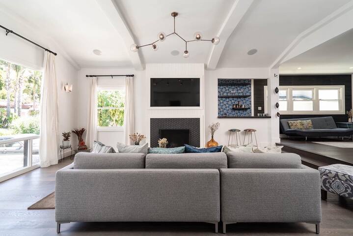 Beautiful Modern Large 2 Bed House Beverly Hills gallery image 2